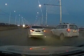 Шашечник без номеров устроил ДТП на мосту в Иркутске