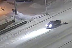 Женщина выпала из автомобиля во время движения