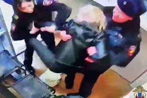 В аэропорту на Камчатке дебоширка покусала полицейских