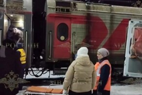 Мужчина с большим ножом напал на попутчиков в поезде