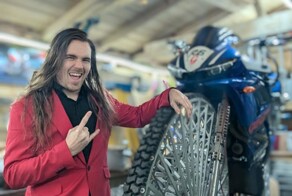 Инженер превратил старый мотоцикл в самый быстрый в мире пенни-фартинг