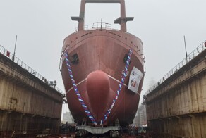 Самый крупный из ныне строящихся траулеров спущен на воду