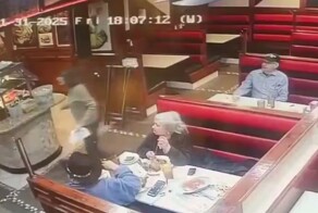 Обломок самолёта влетел в кафе и попал в посетителя