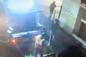 В Чикаго водитель мусоровоза вступил в перестрелку с двумя вооруженными грабителями, когда они пытались его ограбить