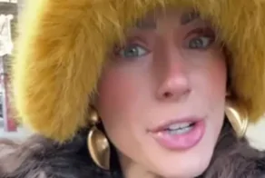 Женщина роется в мусоре вблизи элитных домов: какие сокровища ей удалось найти