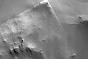 На Марсе нашли необычную квадратную структуру