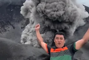 На грани риска: мужчина сделал селфи на фоне извергающегося вулкана