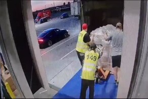 Видимо он до последнего надеялся  удержать