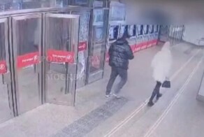 Пассажир разбил ногой дверь в московском метро