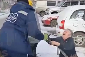 «Полицию вызывайте!»: в Красноярске пенсионерки набросились на отловщиков собак, чтобы спасти дворнягу