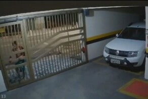 Вор проник на парковку через щель в двери