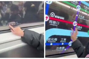 Сенсорный дисплей на окне поезда в китайском метро