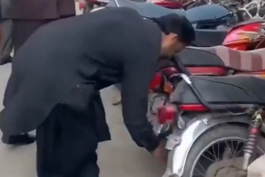 Как в Пакистане борются с любителями парковаться где попало