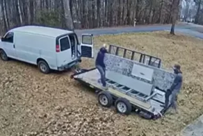 Рабочие случайно сломали столешницу