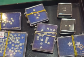 В Петербурге на выставке несколько мужчин попытались продать 450 «грязных» бриллиантов