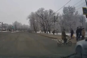 На электровелосипеде по пешеходному переходу на красный