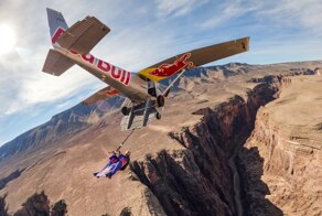 Спортсмен зацепился за самолет во время полёта