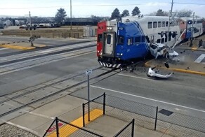 Вытолкнули под поезд