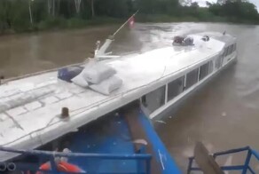 Столкновение двух судов в Перу попало на видео