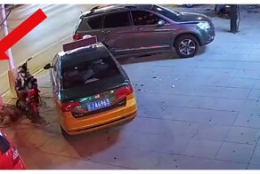 В Китае школьница бросила петарду в канализацию