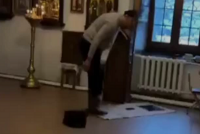 "Провокация или случайность?": в Вологде мусульманин совершил намаз в христианском храме