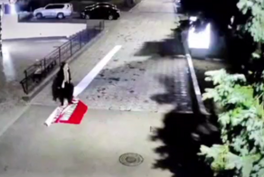 В Ессентуках женщина сорвала плакат, посвящённый Дню Победы, и вытерла об него ноги