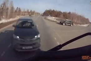 Вытолкнул под грузовик и сам погиб
