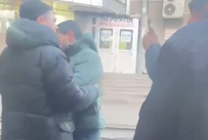 «Э, ты чё меня ломаешь?»: во Владивостоке сотрудник МВД заступился за парня и его чуть не избили толпой