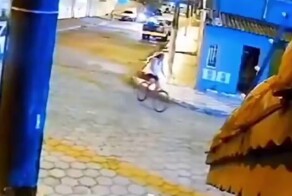 Женщина временно лишилась своего велосипеда из-за кабеля, зацепившегося за колесо