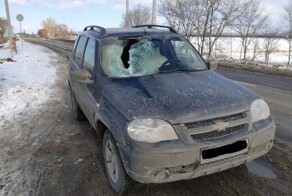 Кусок льда чуть не убил пассажирку легкового авто