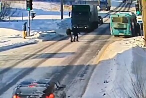 Как пьяные идиоты пытались перейти дорогу