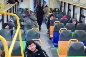 Пассажир электрички сломал нос пенсионерке