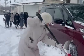 «Тропиночку для себя раскидали - и всё»: мэр российского города предложил жителям самостоятельно убрать снег с улиц и его подняли на смех