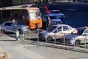 Вышла из такси и попала под автобус