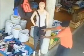 В Боливии мужчина попытался стащить сумку у манекена