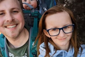 Меня троллят за то, что я встречаюсь с «12-летним ребёнком». Недоброжелатели глазеют и кричат на нас, но нам всё равно