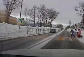 Девятилетняя девочка чудом не погибла под колесами машины в Южно-Сахалинске