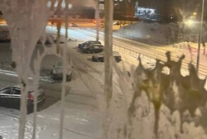 "Пока нормально не поговорим...": в Петербурге таксист обиделся на пассажирку и забросал её квартиру яйцами