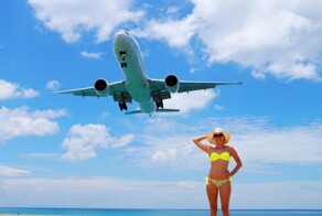 Пьяная пассажирка рейса Хабаровск-Пхукет сначала приставала к пассажирам, а потом легла в проходе и разделась