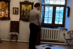 «В уголочке постоял на коленочках»: в вологодском храме прокомментировали видео с мусульманином, совершающим намаз в церкви
