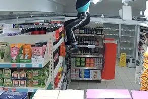 Вор залез в магазин через крышу