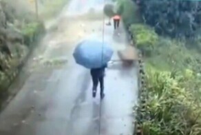 В Китае люди чуть не погибли во время оползня