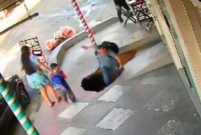 Под мужчиной провалился тротуар