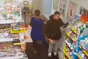 Мужчина избил кассиршу  супермаркета, пытаясь украсть два журнала