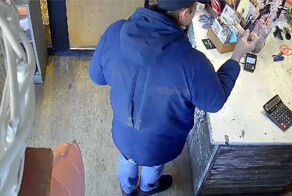 Мужчина совершил разбойное нападение на цветочный магазин ради одной розы