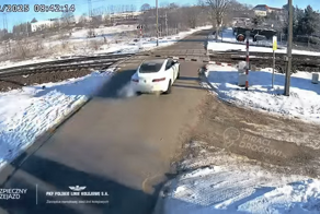 Поезд vs Renault Laguna Coupe, ДТП [видео]