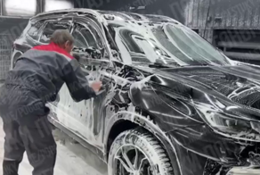 «Тяжеловато, но это ведь работа!»: сургутский депутат-миллионер, предложивший пенсионерам трудиться на автомойке, сам пошёл мыть машины