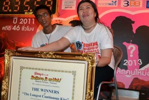 Супружеская пара, установившая рекорд по продолжительности поцелуя, рассталась