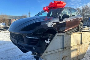 Супруга не оценила подарок - мужчина психанул и выкинул Porsche на помойку