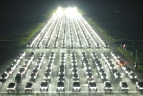 Владельцы Tesla устроили крупнейшее световое шоу в мире